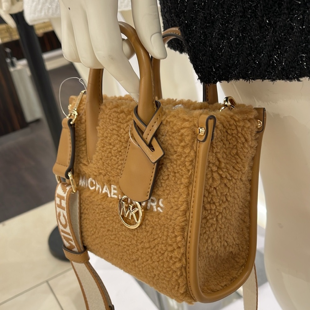 Michael Kors Mirella Extra-Small Sherpa XS SHOPPER XBODY
SHEARLING Crossbody - Picture 14 of 16